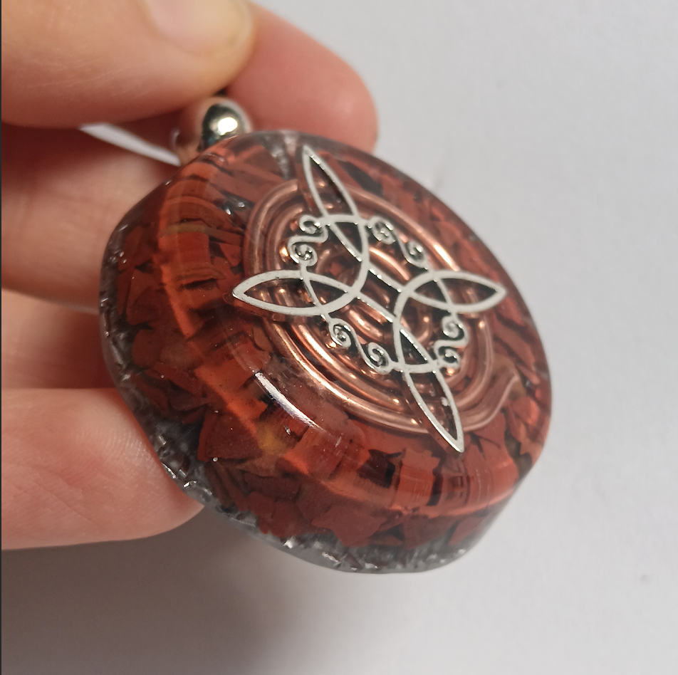 Colgante de Orgonita con Símbolo del Nudo de Bruja y Jaspe Rojo
