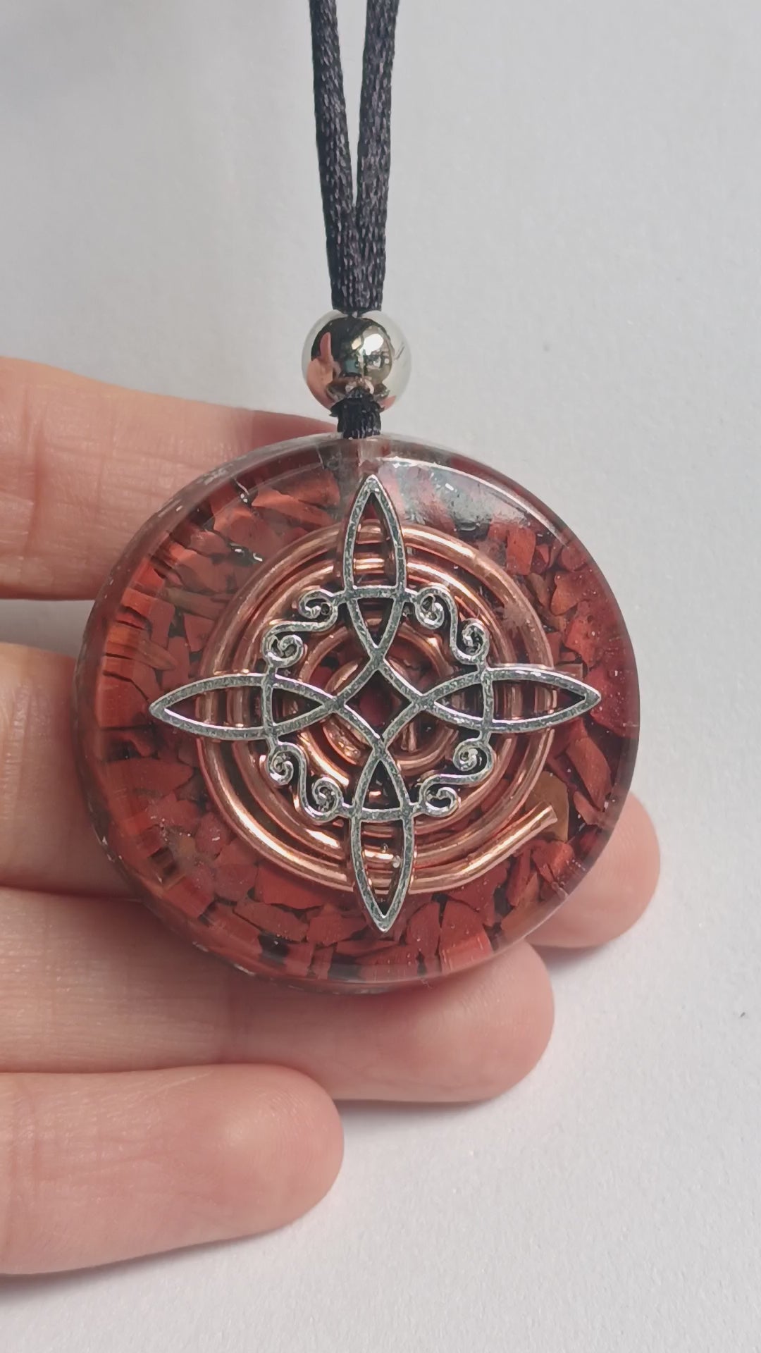 Colgante de Orgonita con Símbolo del Nudo de Bruja y Jaspe Rojo